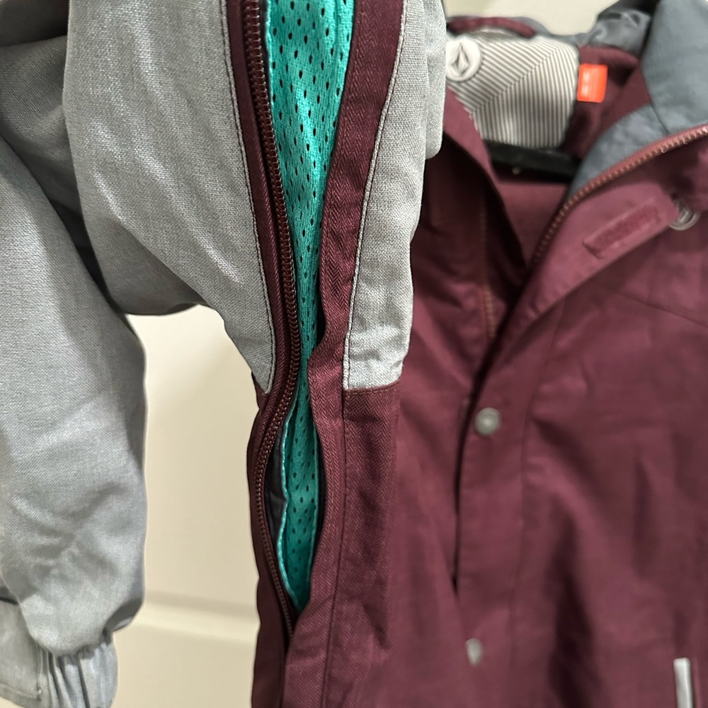 Women’s Volcom Jacket - Picture 5 of 8